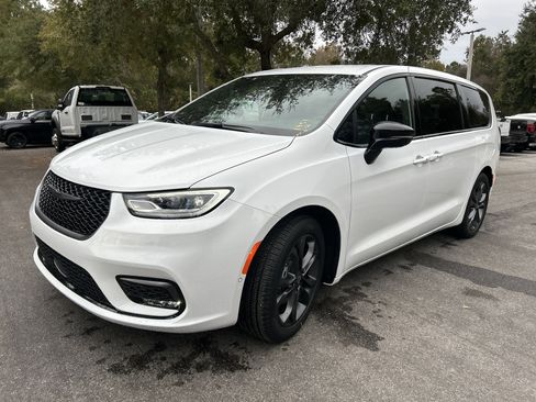 New 2026 Chrysler Pacifica Select image 3