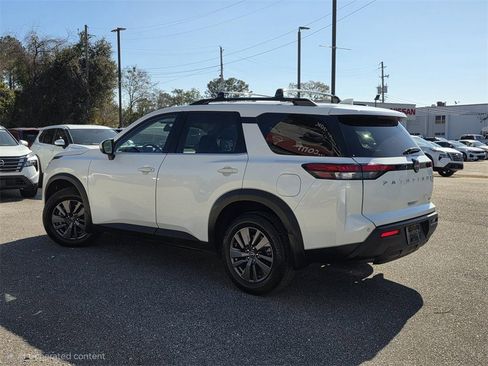 Used 2024 Nissan Pathfinder SV image 5