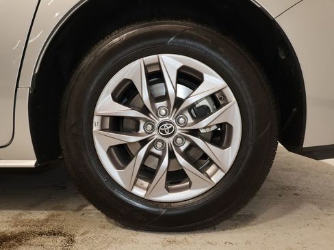 Used 2025 Toyota Sienna XLE image 32