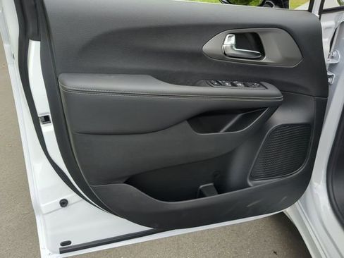 New 2025 Chrysler Voyager LX image 30