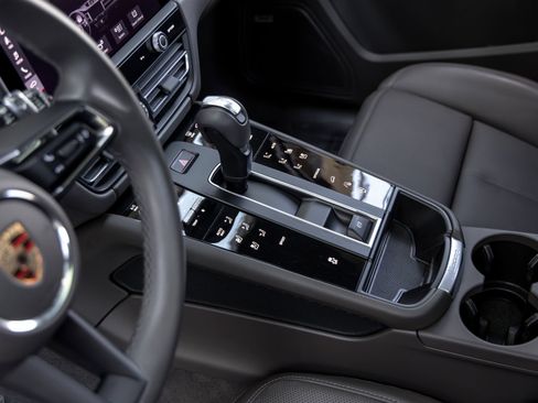 Certified 2025 Porsche Macan AWD/4WD image 38