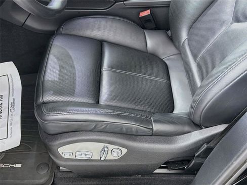 Certified 2024 Porsche Macan AWD/4WD image 32