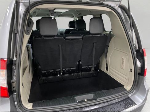Used 2014 Chrysler Town & Country Touring image 6