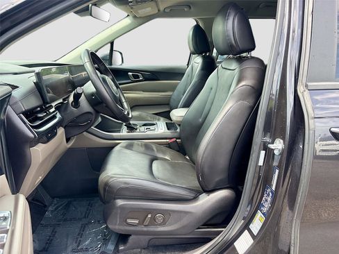 Used 2025 Kia Carnival FWD image 21