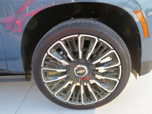 New 2026 Chevrolet Suburban High Country AWD/4WD image 9