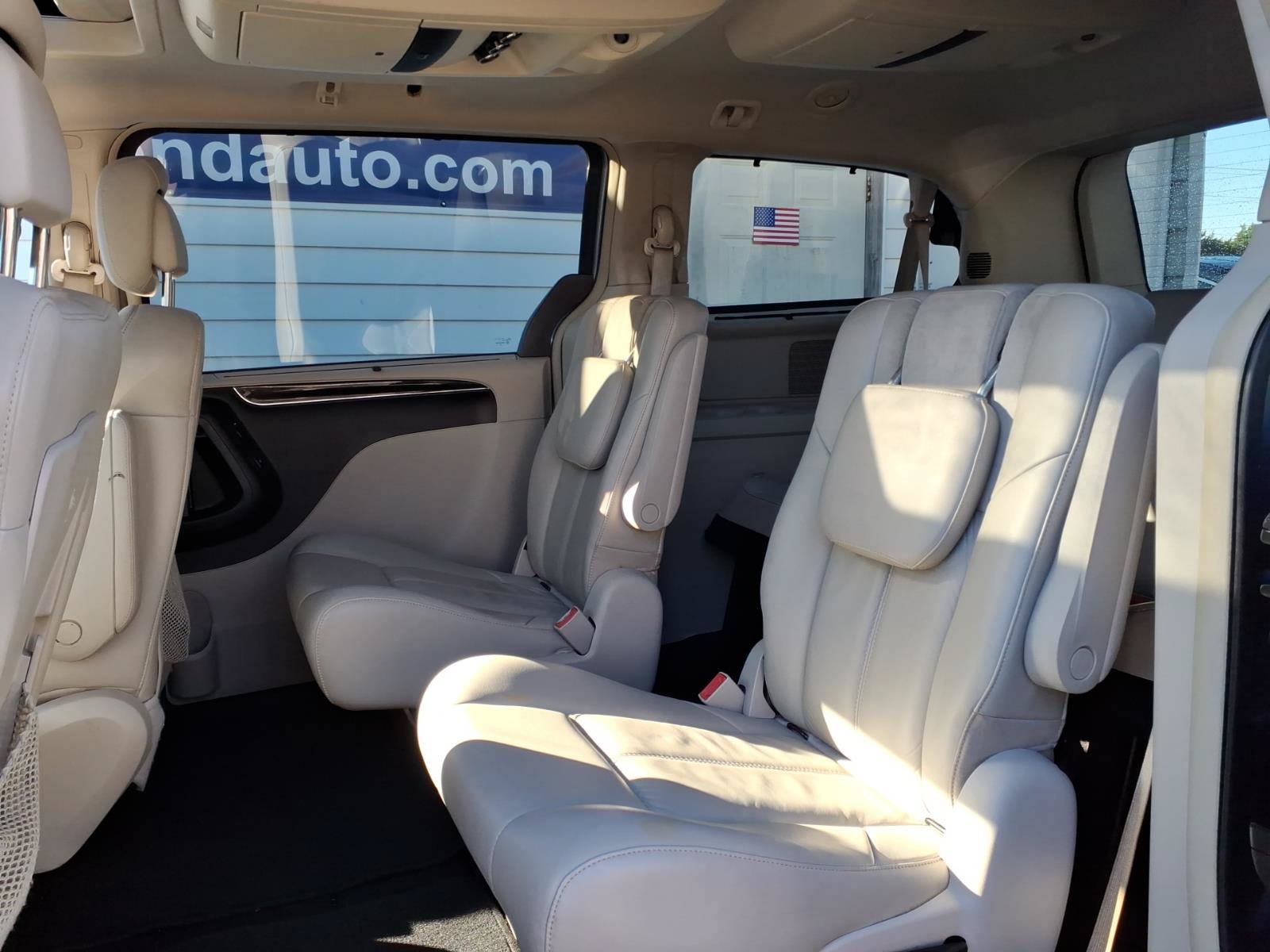 Used 2011 Chrysler Town & Country Limited w/ Trailer Tow Group FWD image 10