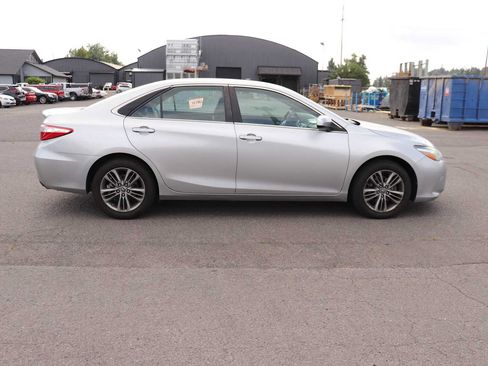 Used 2015 Toyota Camry SE FWD image 4