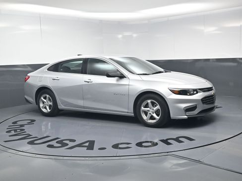 Used 2018 Chevrolet Malibu LS image 2