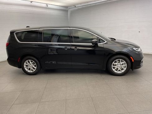 New 2026 Chrysler Pacifica Select image 2