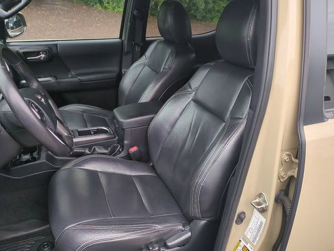 Used 2016 Toyota Tacoma TRD Off-Road AWD/4WD image 5