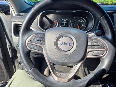 Used 2021 Jeep Cherokee Latitude Lux w/ Sun & Sound Group AWD/4WD image 3