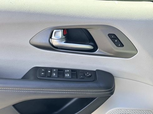 Used 2023 Chrysler Pacifica Touring-L FWD image 21