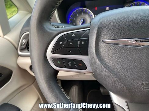 Used 2023 Chrysler Pacifica Touring-L FWD image 19