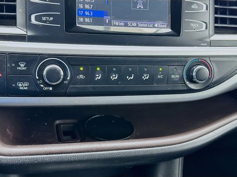 Used 2015 Toyota Highlander LE image 12