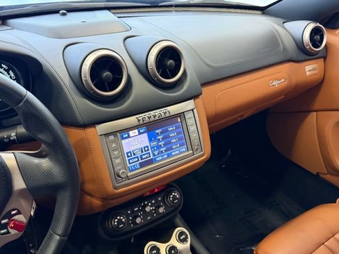 Used 2010 Ferrari California RWD image 17