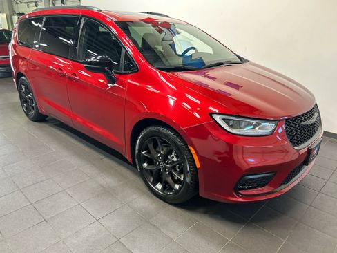 Used 2025 Chrysler Pacifica Limited FWD image 2