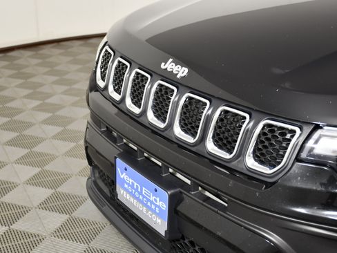 Used 2024 Jeep Compass Latitude AWD/4WD image 11