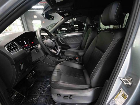 Used 2022 Volkswagen Tiguan SE R-Line AWD/4WD image 9