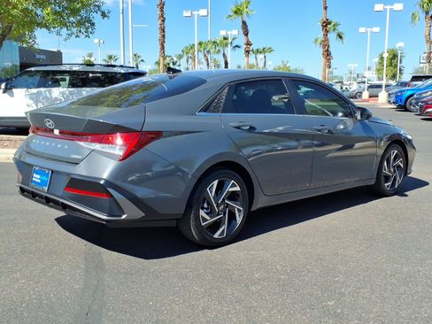 Certified 2025 Hyundai Elantra Limited FWD image 5