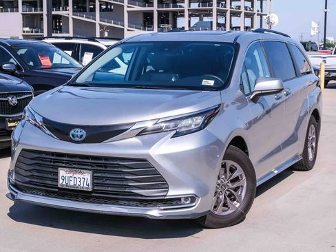 Certified 2023 Toyota Sienna XLE FWD image 1