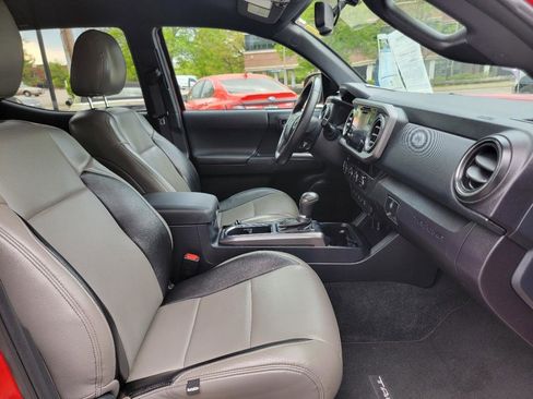 Used 2017 Toyota Tacoma TRD Off-Road AWD/4WD image 26