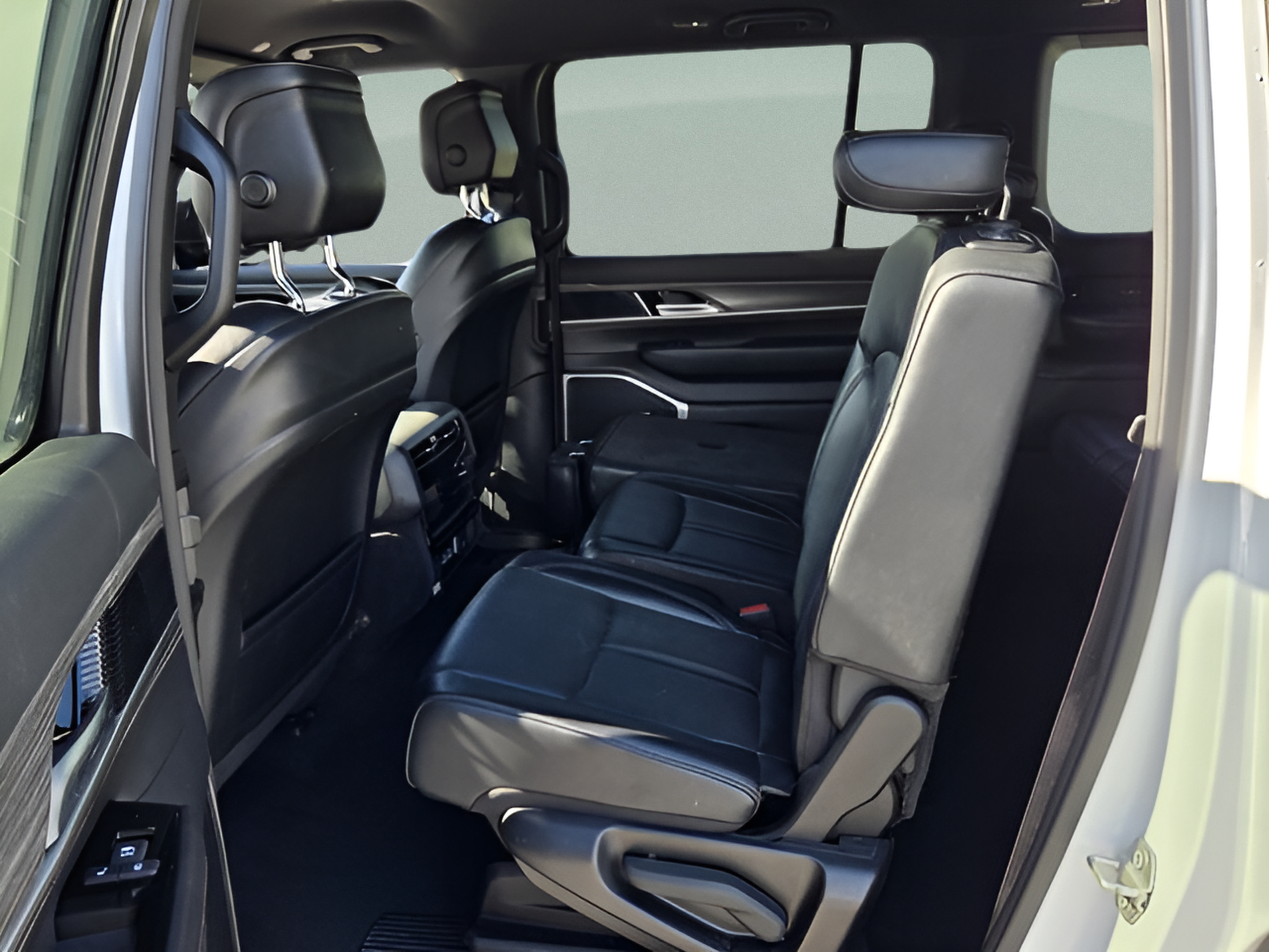 Used 2024 Jeep Wagoneer Series II w/ Flexible Seating Group RWD image 10