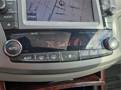 Used 2011 Toyota Avalon Limited image 18