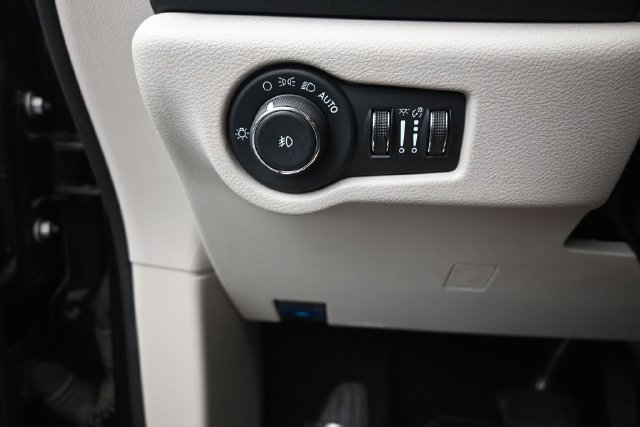 Used 2024 Chrysler Pacifica Touring-L FWD image 13