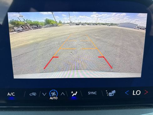 Used 2026 Chevrolet Traverse LT FWD image 23