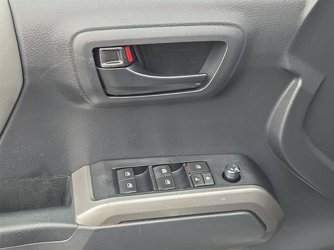 Used 2022 Toyota Tacoma SR5 RWD image 13