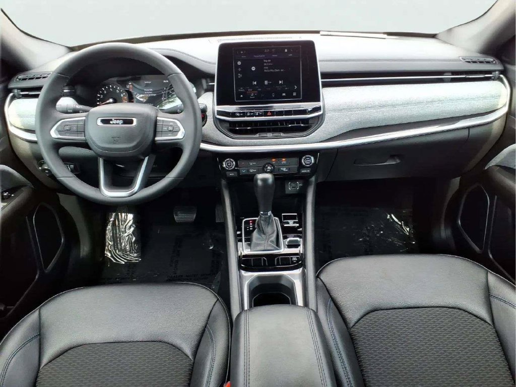 Used 2025 Jeep Compass Latitude AWD/4WD image 13