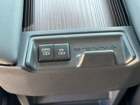 Used 2023 Toyota Sienna LE w/ LE Plus Package FWD image 22
