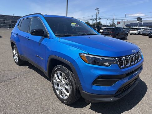 Used 2023 Jeep Compass Latitude w/ Sun and Sound Group AWD/4WD image 7