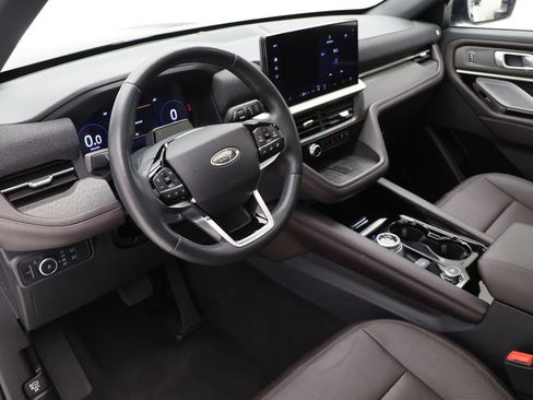 Used 2025 Ford Explorer Platinum w/ LUX Leather Package AWD/4WD image 16
