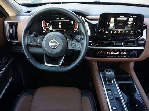 Used 2025 Nissan Pathfinder Platinum image 6