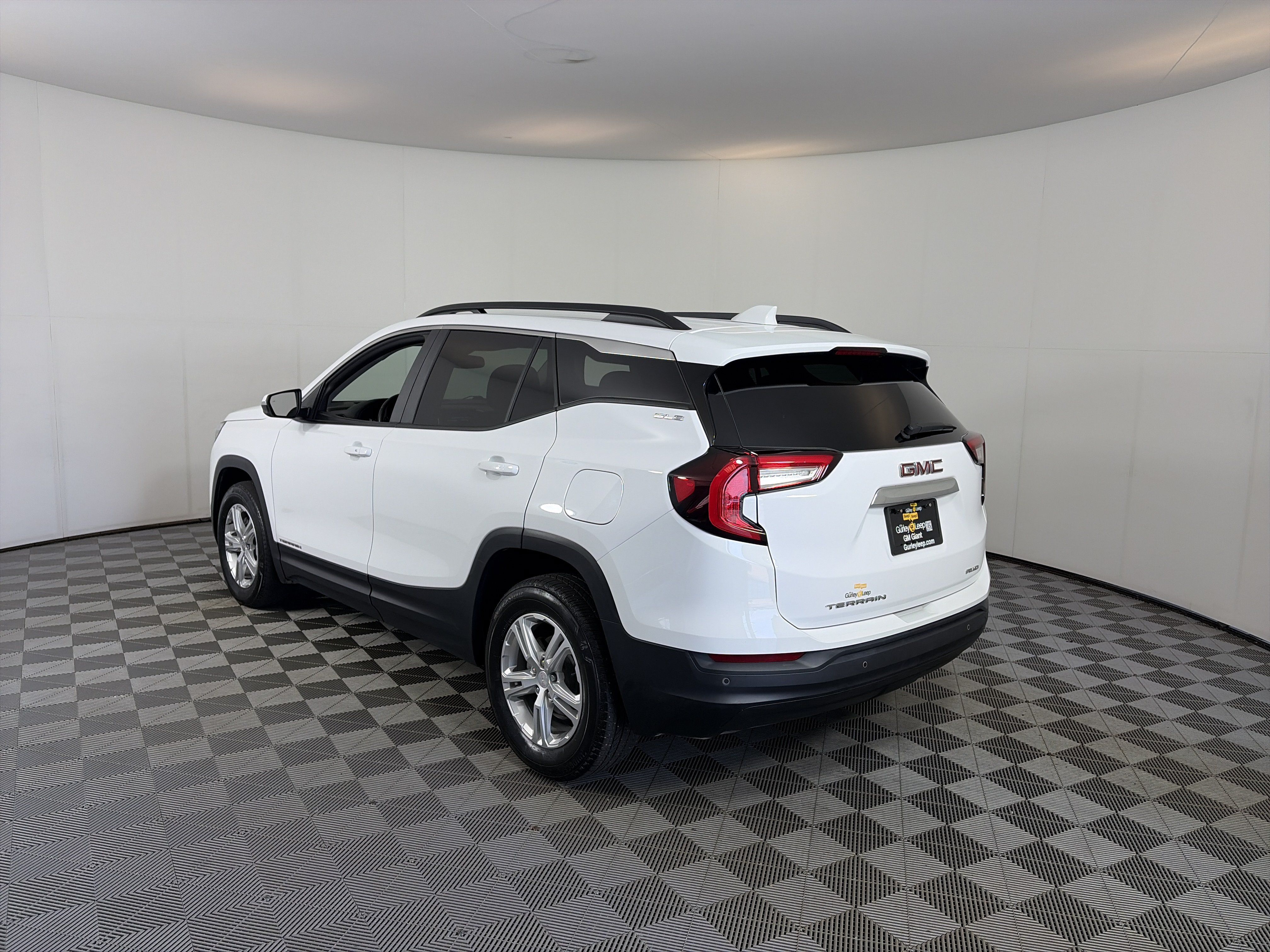 Certified 2024 GMC Terrain SLE w/ Driver Convenience Package AWD/4WD image 4