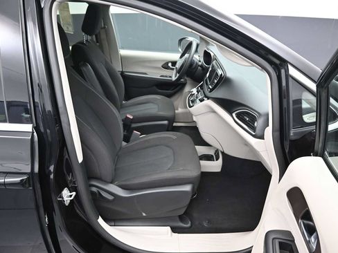 Used 2024 Chrysler Voyager LX FWD image 21