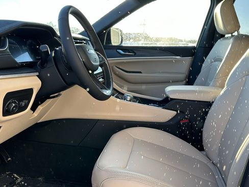 New 2025 Jeep Grand Cherokee Limited image 9