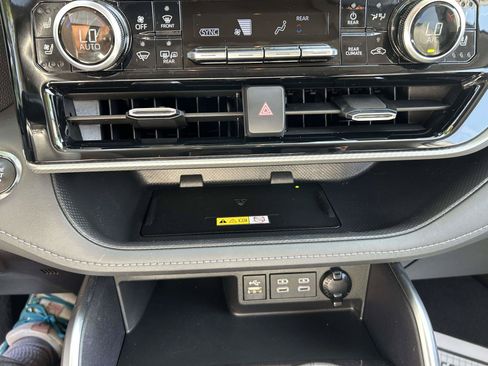 Used 2023 Toyota Highlander Platinum FWD image 26