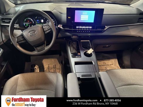 Used 2025 Toyota Sienna LE AWD/4WD image 13