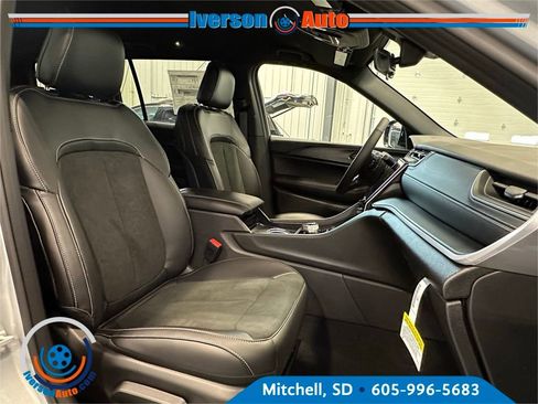 New 2025 Jeep Grand Cherokee L Laredo image 32