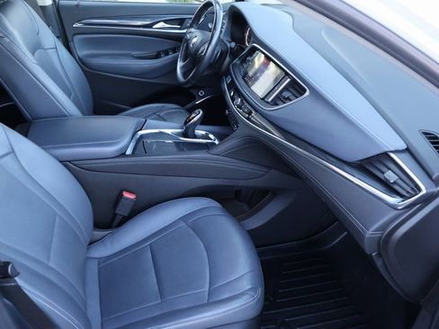 Used 2021 Buick Enclave Essence image 12