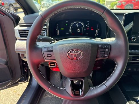 Used 2025 Toyota Camry SE FWD image 9