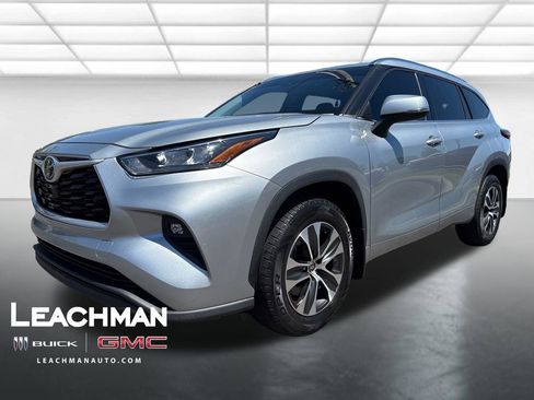 Used 2020 Toyota Highlander XLE AWD/4WD image 8