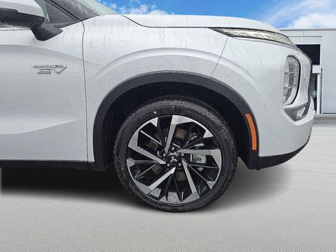 New 2025 Mitsubishi Outlander SE image 2