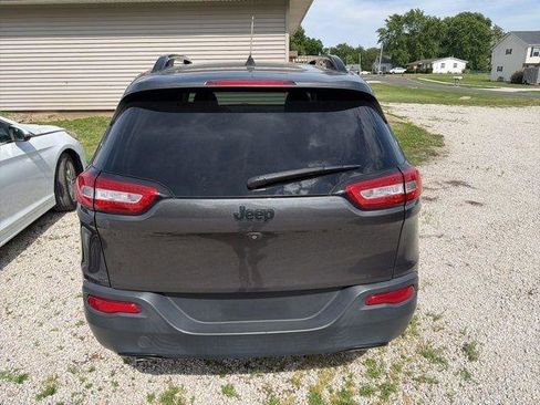 Used 2016 Jeep Cherokee Sport FWD image 4