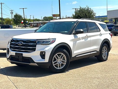 Used 2025 Ford Explorer Active w/ Active Comfort Package RWD image 2