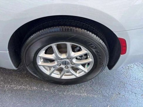 Used 2024 Chrysler Voyager LX image 16