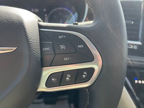 Used 2023 Chrysler Pacifica Limited FWD image 23