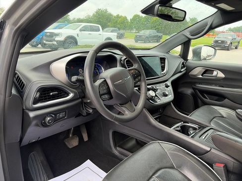 Used 2022 Chrysler Pacifica Limited w/ Uconnect Theater Family Group FWD image 16